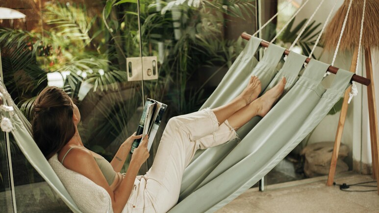 चाहिए कूल लुक, तो ये स्ट्राइप्ड, एम्ब्रॉयडरी और चेक्ड ट्राउज़र्स आ सकते हैं आपके काम