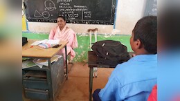 हाथ में बैसाखी लेकिन बच्चों के लिए बनीं मिसाल ! अब&nbsp;इस शिक्षिका को मिलेगा राष्ट्रीय पुरस्कार