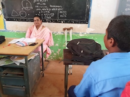 हाथ में बैसाखी लेकिन बच्चों के लिए बनीं मिसाल ! अब इस शिक्षिका को मिलेगा राष्ट्रीय पुरस्कार