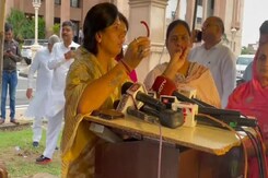 सदन में विधायक की टूटी चूड़ियां, कांग्रेस MLA का निलंबन पड़ा भारी? सदन में विधायक की टूटी चूड़ियां, कांग्रेस MLA का निलंबन पड़ा भारी?