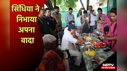 Scindia ने निभाया अपना वादा, गंगा दीदी के कैंटीन पहुंच बनाया वीडियो और लिया खाने का स्वाद
