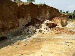 सूरजपुर में छुई खदान ढहने से मिट्टी में दबी तीन महिलाएं, एक की मौत; 2 घायल सूरजपुर में छुई खदान ढहने से मिट्टी में दबी तीन महिलाएं, एक की मौत; 2 घायल