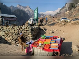 कश्मीर की घाटियों में सूखे मेवे का ठेला लगाने को मजबूर PHD स्कॉलर, आपबीती सुन लोगों के आंखों में आए आंसू