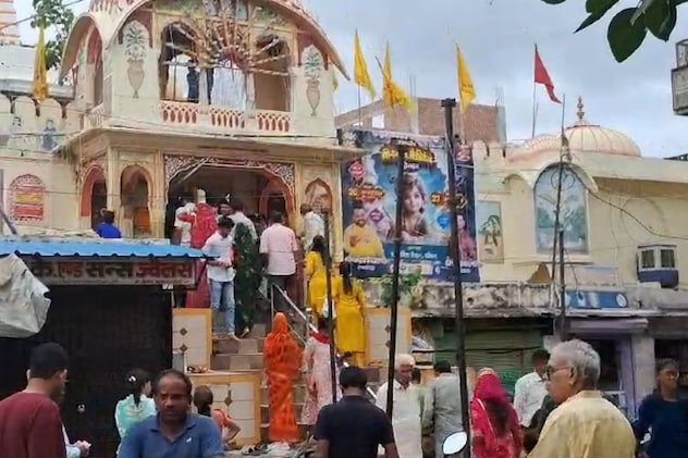  भक्तों की लंबी कतारें