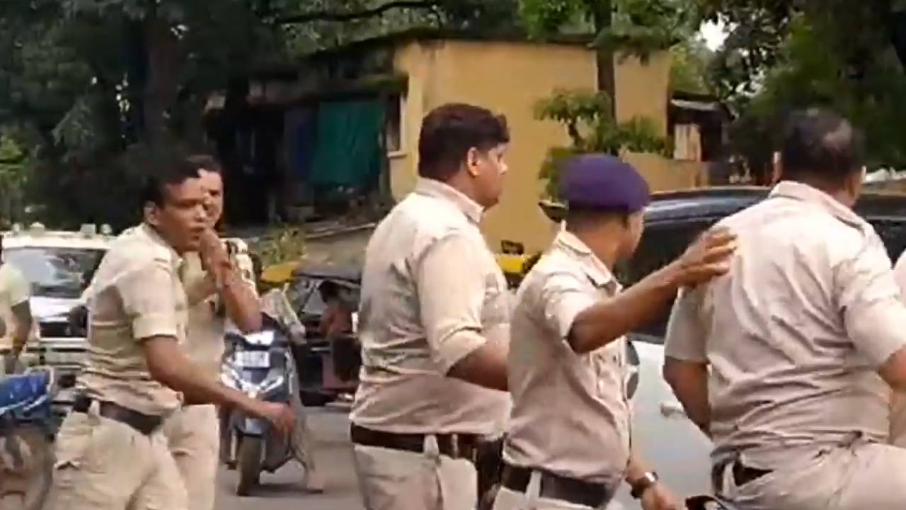 Bilaspur News: सड़क पर भिड़ गये दो पुलिसकर्मी, जमकर हुई मारपीट