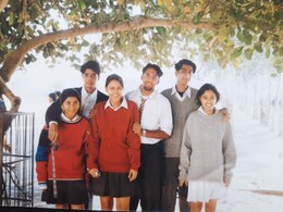 इस तस्वीर में छिपी है लीजेंड्री क्रिकेटर की बहू और बॉलीवुड की मशहूर एक्ट्रेस, पहचाना आपने ?