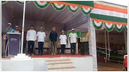 रायगढ़ कलेक्टर ने छात्रों को दिलाई शपथ, तिरंगे को बताया पूर्वजों के बलिदान का प्रतीक