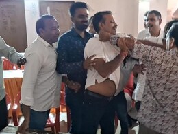बूंदीः कजली तीज मेले की बैठक में भारी हंगामा, भाजपा-कांग्रेस पार्षदों में हाथापाई; नेता प्रतिपक्ष की गिरबान पकड़ी बूंदीः कजली तीज मेले की बैठक में भारी हंगामा, भाजपा-कांग्रेस पार्षदों में हाथापाई; नेता प्रतिपक्ष की गिरबान पकड़ी