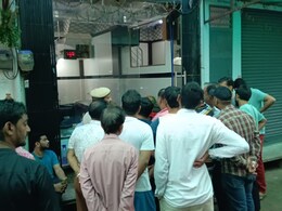 सीकर में 60 लाख रुपये के जेवरात उड़ा ले गए चोर, स्थानीय व्यापारियों ने दुकान बंद कर जताया आक्रोश सीकर में 60 लाख रुपये के जेवरात उड़ा ले गए चोर, स्थानीय व्यापारियों ने दुकान बंद कर जताया आक्रोश