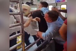 Video: Asked To Pay Fine, Ticketless Traveller Attacks TTE In Mumbai Local Train Video: Asked To Pay Fine, Ticketless Traveller Attacks TTE In Mumbai Local Train