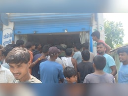 बिहार : मुजफ्फरपुर में गन के साथ CSP में ली एंट्री, डेढ़ लाख कैश भी लूटे; ग्रामीणों ने पकड़कर की पिटाई बिहार : मुजफ्फरपुर में गन के साथ CSP में ली एंट्री, डेढ़ लाख कैश भी लूटे; ग्रामीणों ने पकड़कर की पिटाई