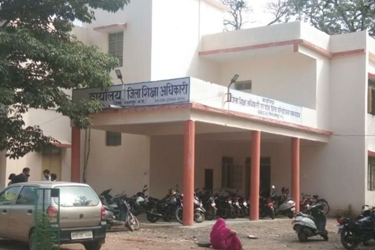 MP में 30 सालों के बाद खुला राज : निरक्षर महिला की निकली 5वीं - 8वीं की अंकसूची, जानें फिर क्या हुआ?&nbsp;