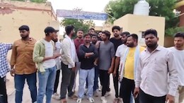 बीकानेर में गाय के साथ युवक ने किया दुष्कर्म, गुस्साए लोगों ने कलेक्ट्रेट के सामने किया प्रदर्शन