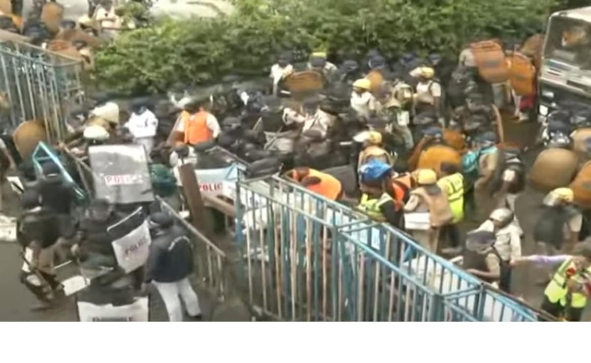 LIVE Updates: Kolkata Protesters Break Barricades, Cops Fire Tear Gas Shells