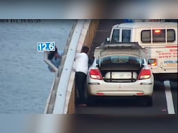 VIDEO: खुदकुशी के लिए अटल सेतु से कूद गई थी महिला, एन वक्त पर ड्राइवर ने बाल पकड़कर यूं बचाई जान