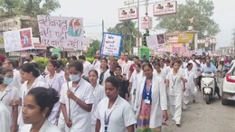Kolkata Nurse Rape and Murder Case के विरोध में 4,500 से अधिक डॉक्टर्स ने यहां रोका काम, जमकर हुआ विरोध प्रदर्शन