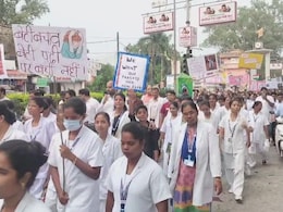 Kolkata Nurse Rape and Murder Case के विरोध में 4,500 से अधिक डॉक्टर्स ने यहां रोका काम, जमकर हुआ विरोध प्रदर्शन Kolkata Nurse Rape and Murder Case के विरोध में 4,500 से अधिक डॉक्टर्स ने यहां रोका काम, जमकर हुआ विरोध प्रदर्शन