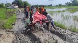 ना ही सड़क, ना ही स्वास्थ्य सेवा... Emergency में कैसे बचेगी जान! खाट पर अस्पताल ले जाने को मजबूर हैं लोग