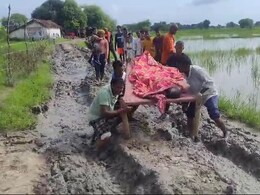 ना ही सड़क, ना ही स्वास्थ्य सेवा... Emergency में कैसे बचेगी जान! खाट पर अस्पताल ले जाने को मजबूर हैं लोग