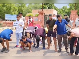 शिक्षक भर्ती 2020 लेवल-1: वेटिंग लिस्ट को जारी करने की मांग पर अड़े अभ्यर्थी, मुर्गा बनकर किया प्रदर्शन