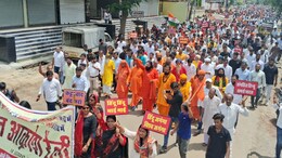 बांग्लादेश में हिंदुओं पर हो रहे अत्याचार से भारत में उबाल, बाजार बंद कर सड़कों पर उतरे लोग, की यह मांग