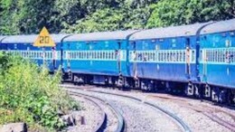 Indian Railways: यात्रीगण कृपया ध्यान दें... दुर्गा पूजा से छठ तक के लिए जारी हुई Special Trains की लिस्ट, जानें- कहां से जाएगी कौन सी गाड़ी