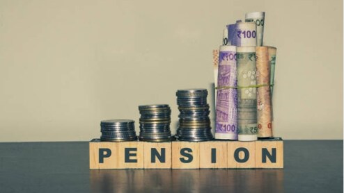 सरकारी कर्मचारियों को NPS को छोड़कर UPS क्यों अपनाना चाहिए? एक्सपर्ट्स से समझें