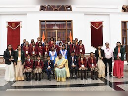राष्ट्रपति ने छत्तीसगढ़ की छात्राओं से की मुलाकात, लड़कियों ने राखी पर दिए उपहार राष्ट्रपति ने छत्तीसगढ़ की छात्राओं से की मुलाकात, लड़कियों ने राखी पर दिए उपहार