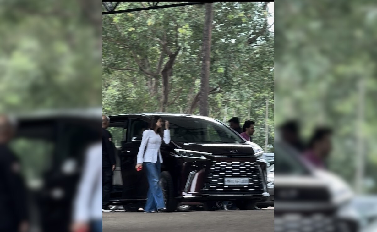 Watch: Janhvi Kapoor Buys Brand New Toyota Lexus MPV. Here's How Much It Costs