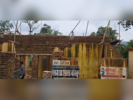 मरम्मत करने के नाम पर अधूरा पड़ा स्कूल भवन का निर्माण, पटवारी भवन के एक रूम में बैठाकर पढ़ने को मजबूर बच्चे 