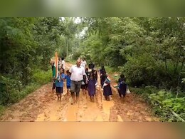 स्वतंत्रता दिवस पर सरकारी दावों की खुली पोल! कीचड़ भरी सड़क पर बच्चों ने ऐसे निकाली प्रभात फेरी