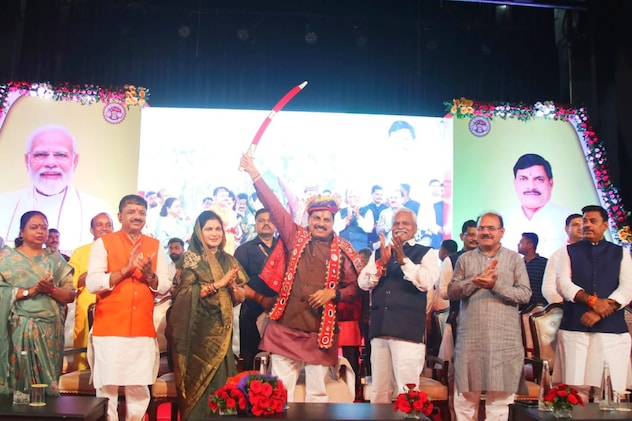 कार्यक्रम के दौरान सीएम डॉ. मोहन यादव समेत बीजेपी के अन्य नेता एक समूह चित्र में. कार्यक्रम के दौरान सीएम डॉ. मोहन यादव समेत बीजेपी के अन्य नेता एक समूह चित्र में.