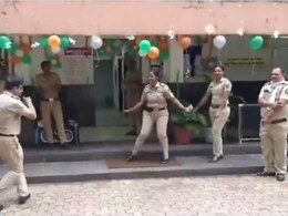 ड्यूटी के दौरान खाइके पान बनारस वाला... गाने पर नाचने वाले 4 पुलिसकर्मी सस्पेंड, डांस Video वायरल होने के बाद हुई कार्रवाई ड्यूटी के दौरान खाइके पान बनारस वाला... गाने पर नाचने वाले 4 पुलिसकर्मी सस्पेंड, डांस Video वायरल होने के बाद हुई कार्रवाई