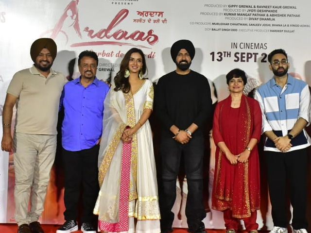 Jasmin Bhasin And Gippy Grewal At <i>Ardaas Sarbat De Bhale Di</i> Trailer Launch