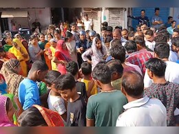 Udaipur violence: धरने पर बैठी घायल छात्र की मां, महिलाओं ने बिखेर दीं सब्जियां; भारी पुलिस बल पहुंची Udaipur violence: धरने पर बैठी घायल छात्र की मां, महिलाओं ने बिखेर दीं सब्जियां; भारी पुलिस बल पहुंची
