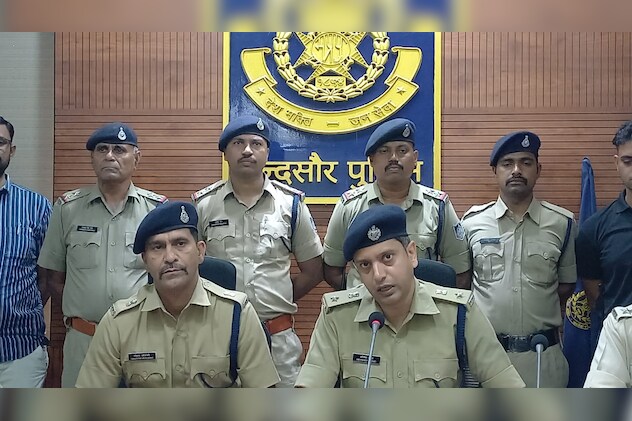 पुलिस अधिकारी मामले की जानकारी देते हुए. 