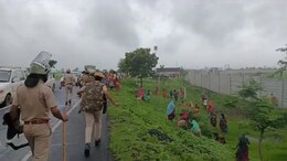 बांसवाड़ा परमाणु पावर प्लांट जमीन विस्थापन पर आमने-सामने आदिवासी और पुलिस, ग्रामीणों ने की सड़क जाम