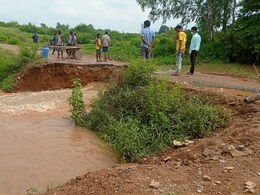 बाह रे Engineering! थोड़ी सी हुई तेज बारिश तो बह गई ये सड़क, दर्जनों गांवों का संपर्क टूटा बाह रे Engineering! थोड़ी सी हुई तेज बारिश तो बह गई ये सड़क, दर्जनों गांवों का संपर्क टूटा