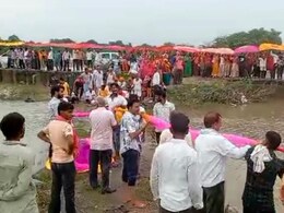 4 साल बाद नदी में आया पानी, एक किलोमीटर लंबी चुनरी ओढा कर किया अभिनंदन  4 साल बाद नदी में आया पानी, एक किलोमीटर लंबी चुनरी ओढा कर किया अभिनंदन