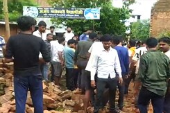 Rewa School Wall Collapse: रीवा के गढ़ में बड़ा हादसा, जर्जर दीवार गिरने से 4 बच्चे की मौत | Students | School Wall Collapse Rewa School Wall Collapse: रीवा के गढ़ में बड़ा हादसा, जर्जर दीवार गिरने से 4 बच्चे की मौत | Students | School Wall Collapse