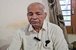 Indian Wrestler Vinesh Phogat's Uncle Mahavir Phogat Breaks Down After Her Disqualification Indian Wrestler Vinesh Phogat's Uncle Mahavir Phogat Breaks Down After Her Disqualification