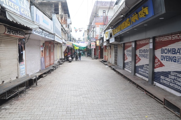 बांग्लादेश हिंसा के खिलाफ सीकर में बंद रहे बाजार. बांग्लादेश हिंसा के खिलाफ सीकर में बंद रहे बाजार.