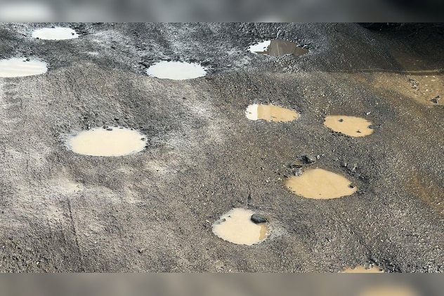 भोपाल की सड़कें गड्ढों में तब्दील हो गई हैं. भोपाल की सड़कें गड्ढों में तब्दील हो गई हैं.