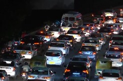 Delhi-NCR Rain: झमाझम बारिश ने दिल्ली-NCR में रोकी गाड़ियों की रफ्तार, Traffic Advisory जारी Delhi-NCR Rain: झमाझम बारिश ने दिल्ली-NCR में रोकी गाड़ियों की रफ्तार, Traffic Advisory जारी