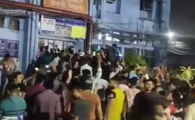 Mob Vandalises Hospital During Protest Over Kolkata Horror Mob Vandalises Hospital During Protest Over Kolkata Horror