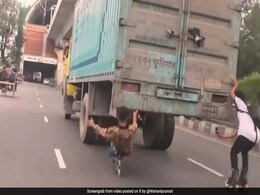 बेवकूफी है या टैलेंट... जान हथेली पर रखकर तेज़ रफ्तार ट्रक को पकड़कर स्केटिंग करते दिखे दो लड़के, Video देख भड़के यूजर्स बेवकूफी है या टैलेंट... जान हथेली पर रखकर तेज़ रफ्तार ट्रक को पकड़कर स्केटिंग करते दिखे दो लड़के, Video देख भड़के यूजर्स