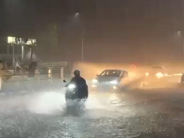 Delhi Rain | Heavy Rain Lashes Delhi, Red Alert Issued