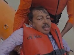 Video: बिहार में तटबंध का जायजा लेने गए अधिकारी नाव से नदी में गिर, बाल-बाल बची जान