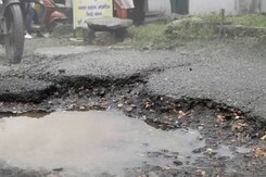 बारिश के बाद भोपाल की सड़कें बदहाल, चलना भी हो रहा मुश्किल