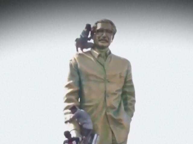 Bangladeshi Protesters Vandalise Sheikh Mujibur Rahman's Statue